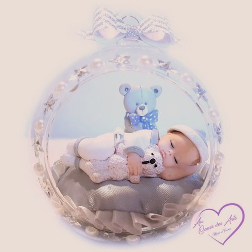 Boule de noël bébé garçon dans sa bulle gris et blanc avec son ourson - au cœur des arts.