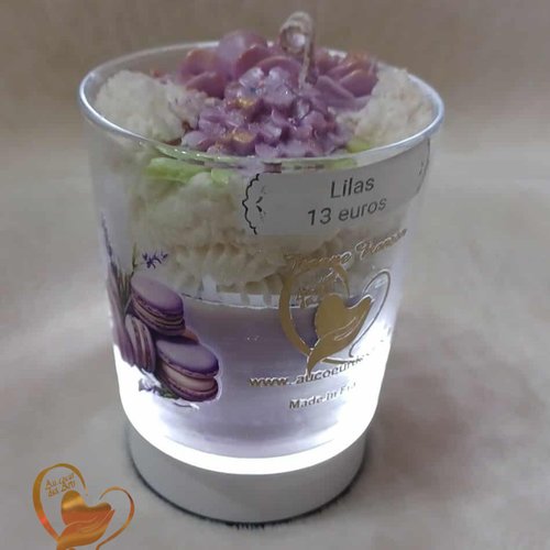Bougie coupe parfum lilas.