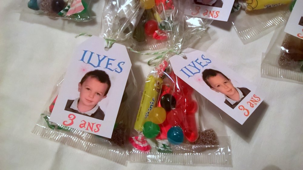 Kit Sachets De Bonbons Anniversaire Enfant Ecole Ou A La Maison 10 Sachets 10 Etiquettes Personnalisees Ficelle Coloree Un Grand Marche