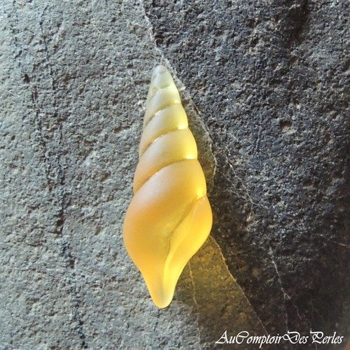 1 pendentif coquillage sea glass jaune, 44x15 mm
