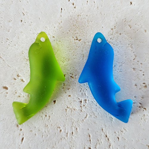 1 pendentif dauphin, verre recyclé, sea glass, 36x14 mm