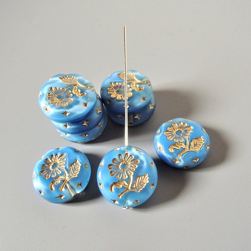 2 perles tchèques bleu ciel, motif fleur, en verre pressé, 18 mm