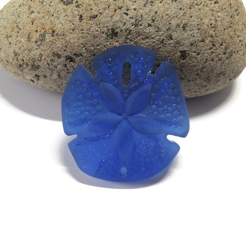 Pendentif sand dollar sea glass, bleu royal, verre recyclé, 40x36 mm