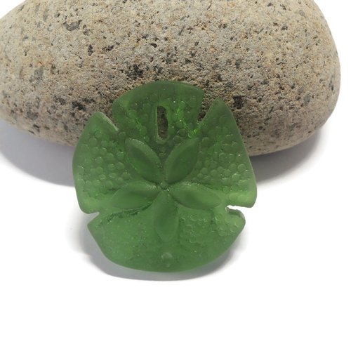 Pendentif sand dollar sea glass, olive, verre recyclé, 40x36 mm,
