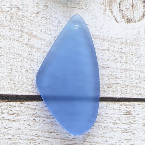 1 pendentif triangle freeform sea glass, light sapphire, verre recyclé,51x27 mm