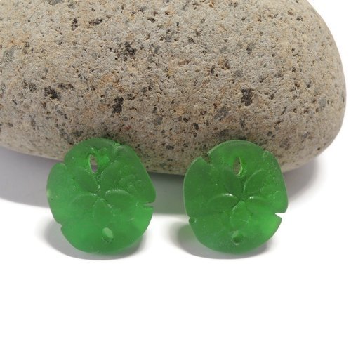 2 pendentifs sand dollar sea glass, vert trèfle, verre recyclé, 21x19 mm