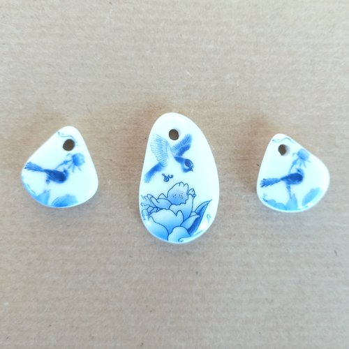 3 pendentifs forme libre, motifs oiseaux, verre recyclé, porcelaine blanc et bleu, 20x20 mm et 32x20 mm