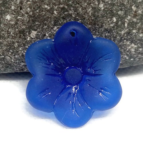 Pendentif fleur, sea glass, bleu royal, verre recyclé, 25 mm