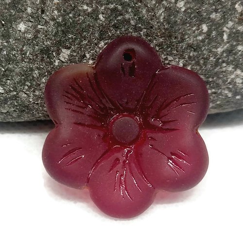 Pendentif fleur, sea glass, rouge, verre recyclé, 25 mm