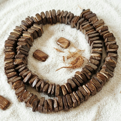 Perles carrées,  bois de coco, brun, 39 cm