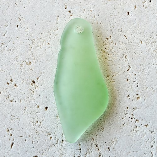 1 pendentif éclat de verre, péridot, verre recyclé, 48x22 mm
