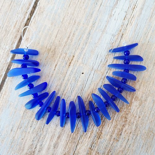 Perles  arêtes de poisson, verre recyclé,  bleu royal, 2-4x20-30 mm