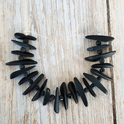 Perles  arêtes de poisson, verre recyclé, noir, 2-4x20-30 mm