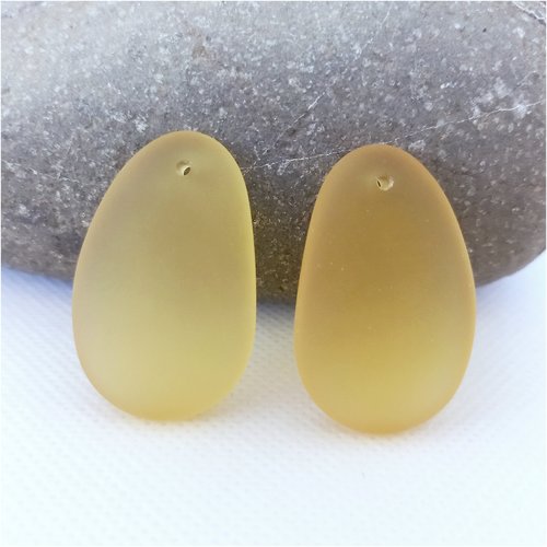 2 pendentifs forme libre, sea glass, verre recyclé, jaune, 33x20 mm