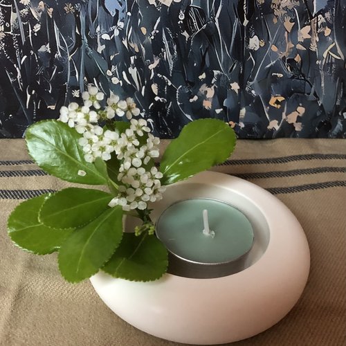 Bougeoir en plâtre blanc