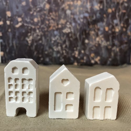 3 petites maisons en plâtre blanc