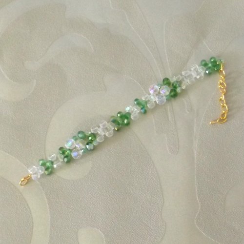Bracelet avec de magnifique perles à facettes en verre