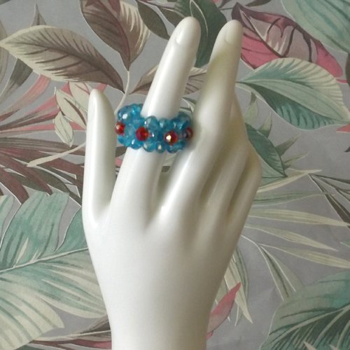 Magnifique bague en perles à facettes en verre
