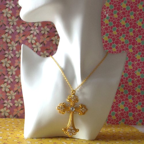 Collier en chaîne avec breloque croix gothique en alliage d'or et strass
