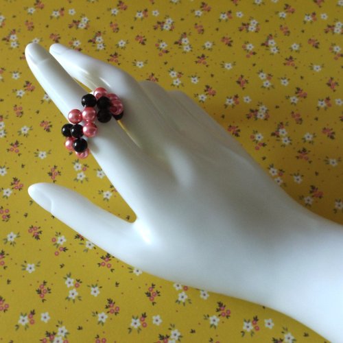 Bague en perles en verre roses et noires