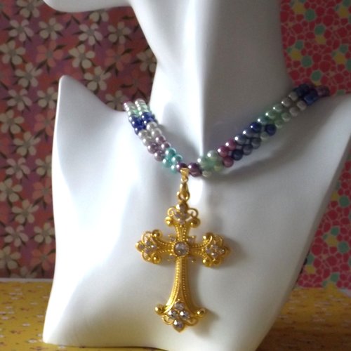 Collier en perles en verre avec une croix gothique
