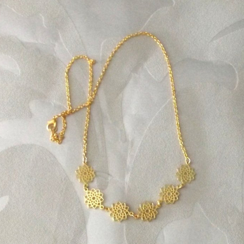 Collier en chaîne "petites fleurs"