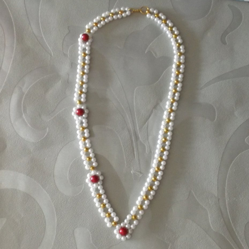 Collier en perles "fleurs"