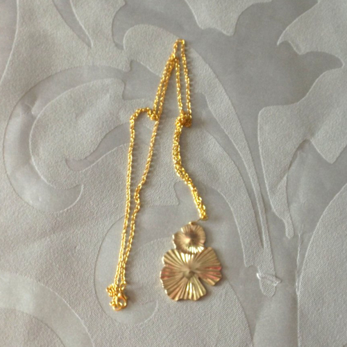 Collier en chaîne avec pendentif