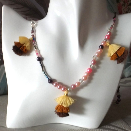 Collier sautoir en perles et pompons
