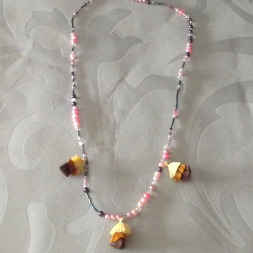 Collier sautoir en perles et pompons