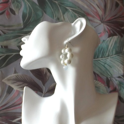 Boucles d'oreilles façon créoles avec perles de verre et perles opales