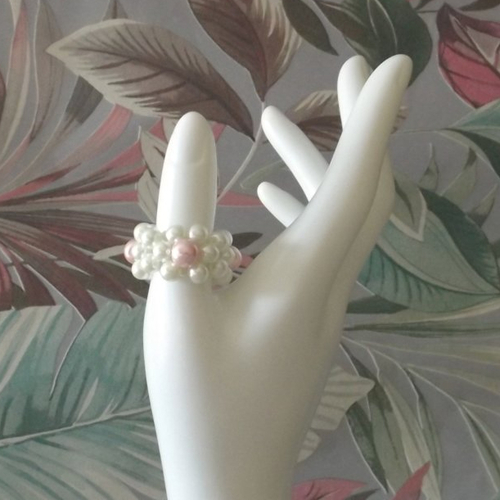 Une jolie bague avec des perles en verre