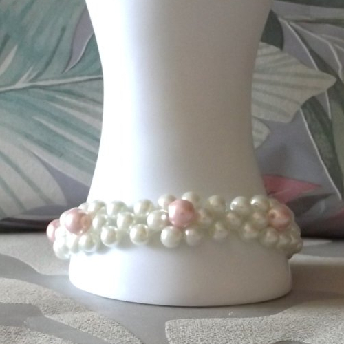 Bracelet élégant avec de belles perles en verre