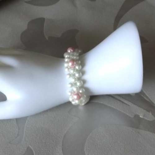 Bracelet élégant avec de belles perles en verre