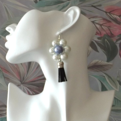 Une paire de boucles d'oreilles en perles et pompons