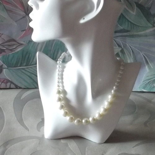 Un collier ras de cou en perles en verre