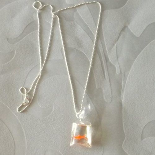 Collier chaîne à billes et pendentif poisson