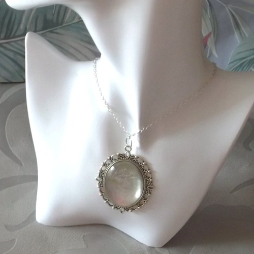 Collier chaîne avec pendentif cabochon en verre