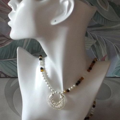 Collier en perles avec un magnifique pendentif