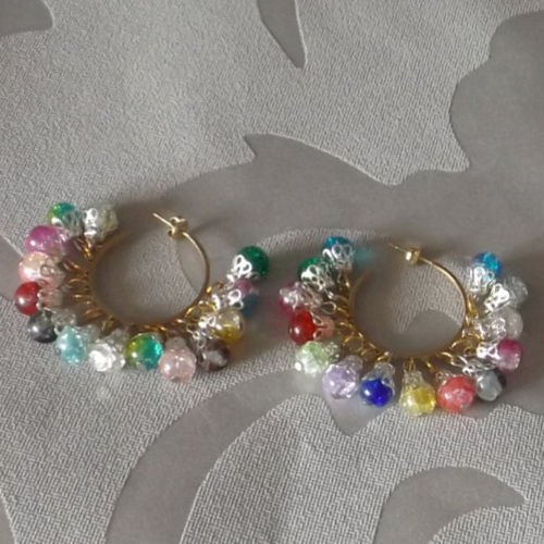 Créoles accompagnées de pendentifs perles de verre