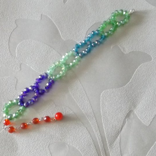 Magnifique bracelet en perles à facettes de verre