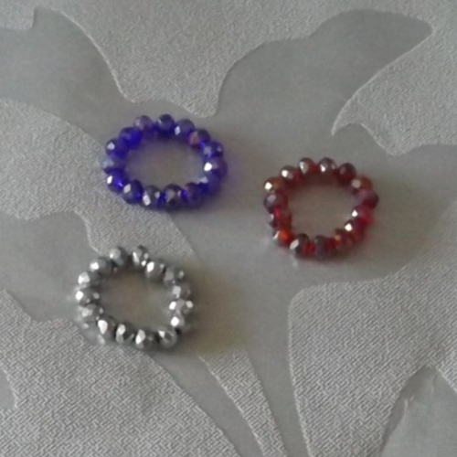3 belles bagues en perles à facettes en verre