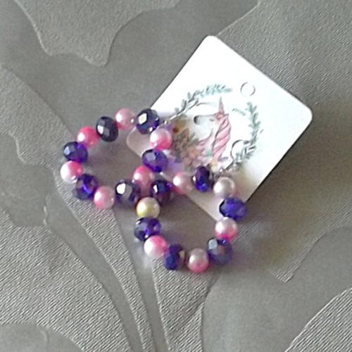 Boucles d'oreilles créoles faites avec des perles à facettes et rondes de verre