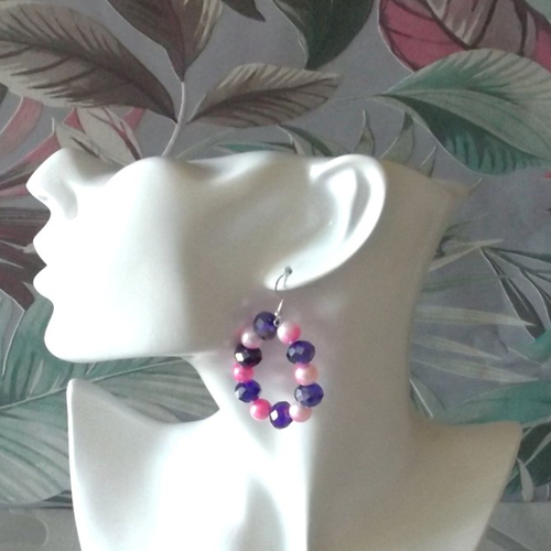 Boucles d'oreilles créoles faites avec des perles à facettes et rondes de verre