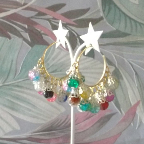 Créoles accompagnées de pendentifs perles de verre