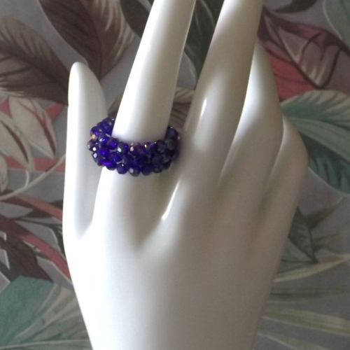 Bague élégante crée avec des magnifiques perles à facettes de verre