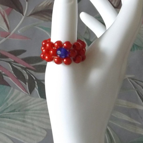 Une bague crée avec des perles rondes et une perles à facettes de verre