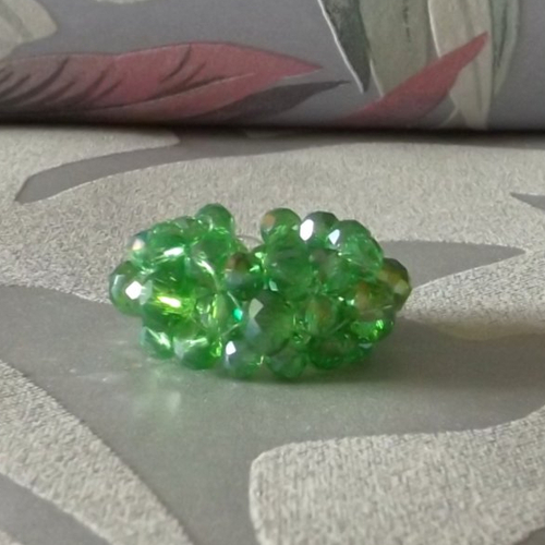 Une bague élégante confectionnée avec des perles à facettes de verre