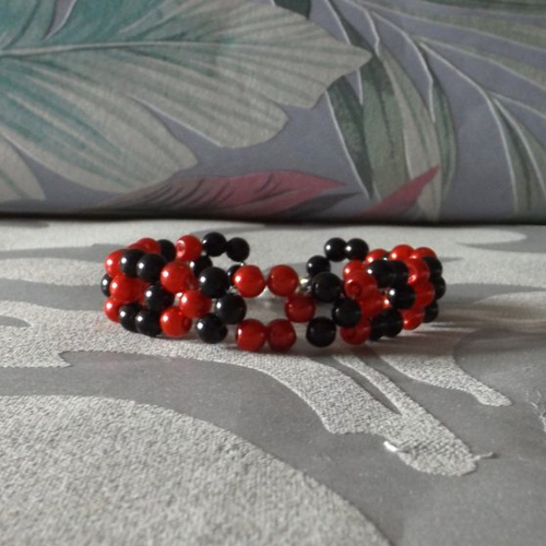 Un bracelet élégant en rouge et noir confectionné avec des perles de verre