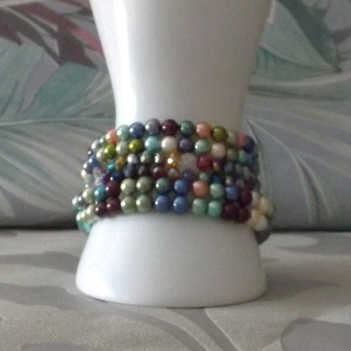 Trois magnifiques bracelets crées avec des perles rondes et à facettes de verre